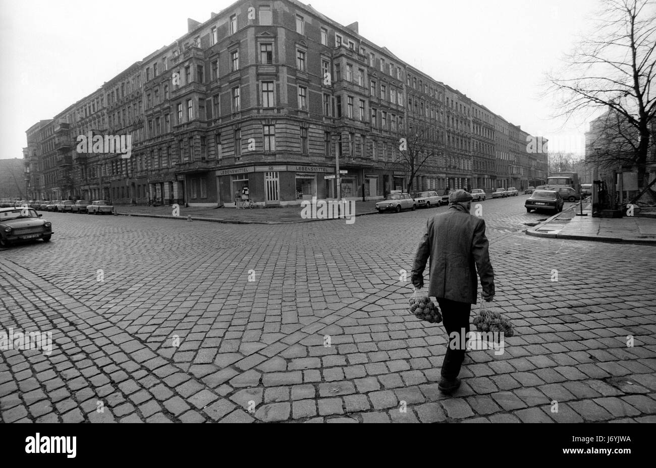 Berlin, Germany photographed on the days leading up to the fall of the Berlin Wall including the night of the Wall being breached and the following days in November 1989 The photographs show the first breach of the Wall on the late evening of 9th November 1989 at the junction of Bernauer Strasse and Eberswalder Strasse in East Berlin. Pictures also show the Brandenburg Gate, Brandenburger Tor at night (10 Novemeber 1989) photographed from the east looking west and guarded by the East German Border Force and also photographed from the west showing West Germans being hosed off the wall at the Br Stock Photo