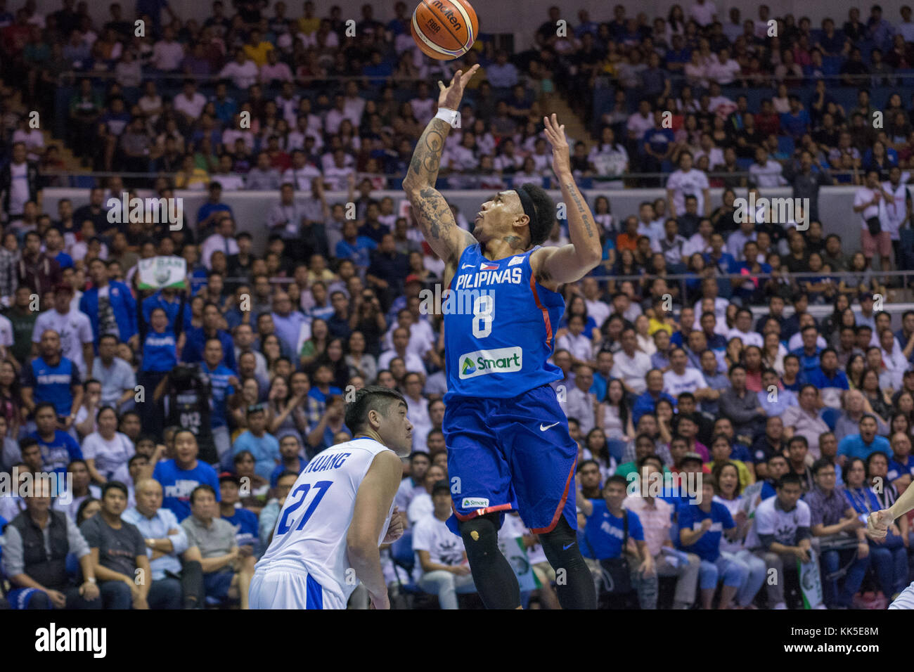 Cubao, Quezon City, Philippines. 27th Nov, 2017. Calvin Abueva hoops a flooter against Jhen Huang Gilas Pilipinas defended their home against Chinese Taipei. Game ended at 90 - 83. Credit: Noel Jose Tonido/Pacific Press/Alamy Live News Stock Photo