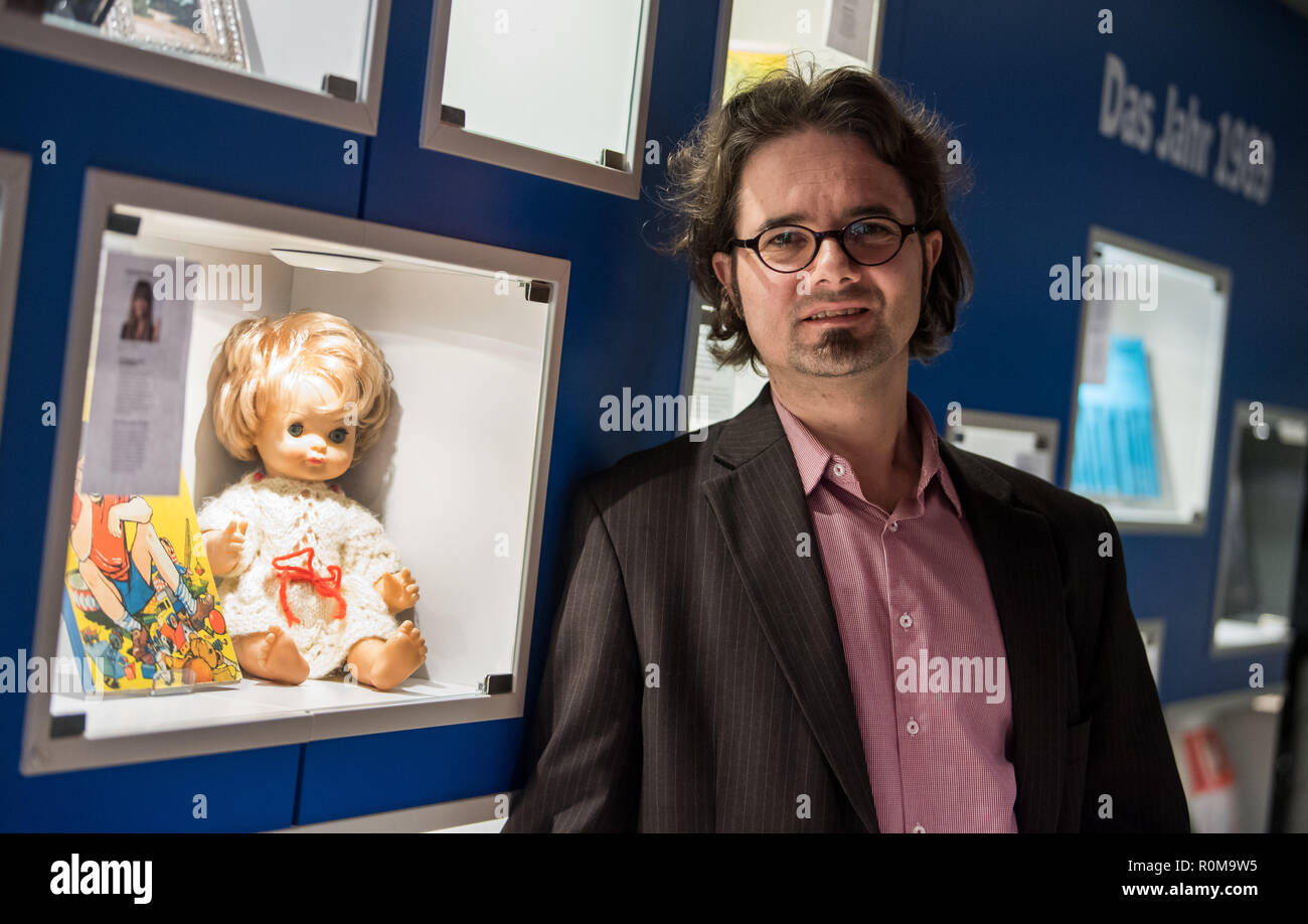 Berlin, Germany. 05th Nov, 2018. Sören Marotz, exhibition director of the GDR Museum, is on the occasion of a preview of the exhibition 'Jahrgang '89 - Die Kinder der Wende' at the GDR Museum in Mitte. The new cabinet exhibition will open on the anniversary of the fall of the Berlin Wall, 09.11.2018. (to 'New Exhibition in Berlin: Born 1989 - The Children of the Fall of the Wall' from 06.11.2018) Credit: Bernd von Jutrczenka/dpa/Alamy Live News Stock Photo