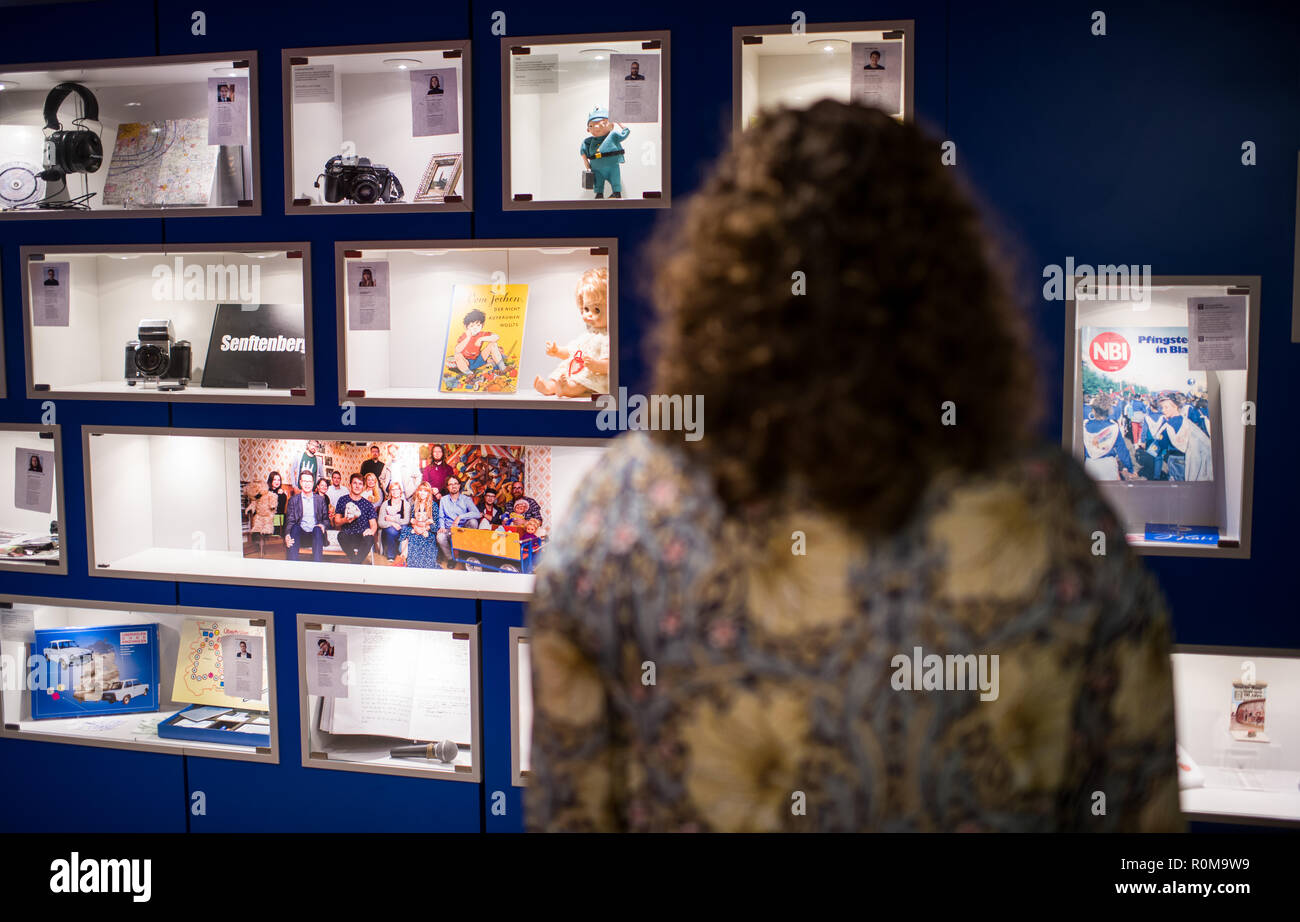 Berlin, Germany. 05th Nov, 2018. A woman stands during a preview of the exhibition 'Jahrgang '89 - Die Kinder der Wende' at the GDR Museum in Mitte. The new cabinet exhibition will open on the anniversary of the fall of the Berlin Wall, 09.11.2018. Until 28.02.2019, the small exhibition will show biographies and exhibits of the last complete vintage born in the GDR as well as objects on important events of the year in 26 showcases. (to 'New Exhibition in Berlin: Born 1989 - The Children of the Fall of the Wall' from 06.11.2018) Credit: Bernd von Jutrczenka/dpa/Alamy Live News Stock Photo