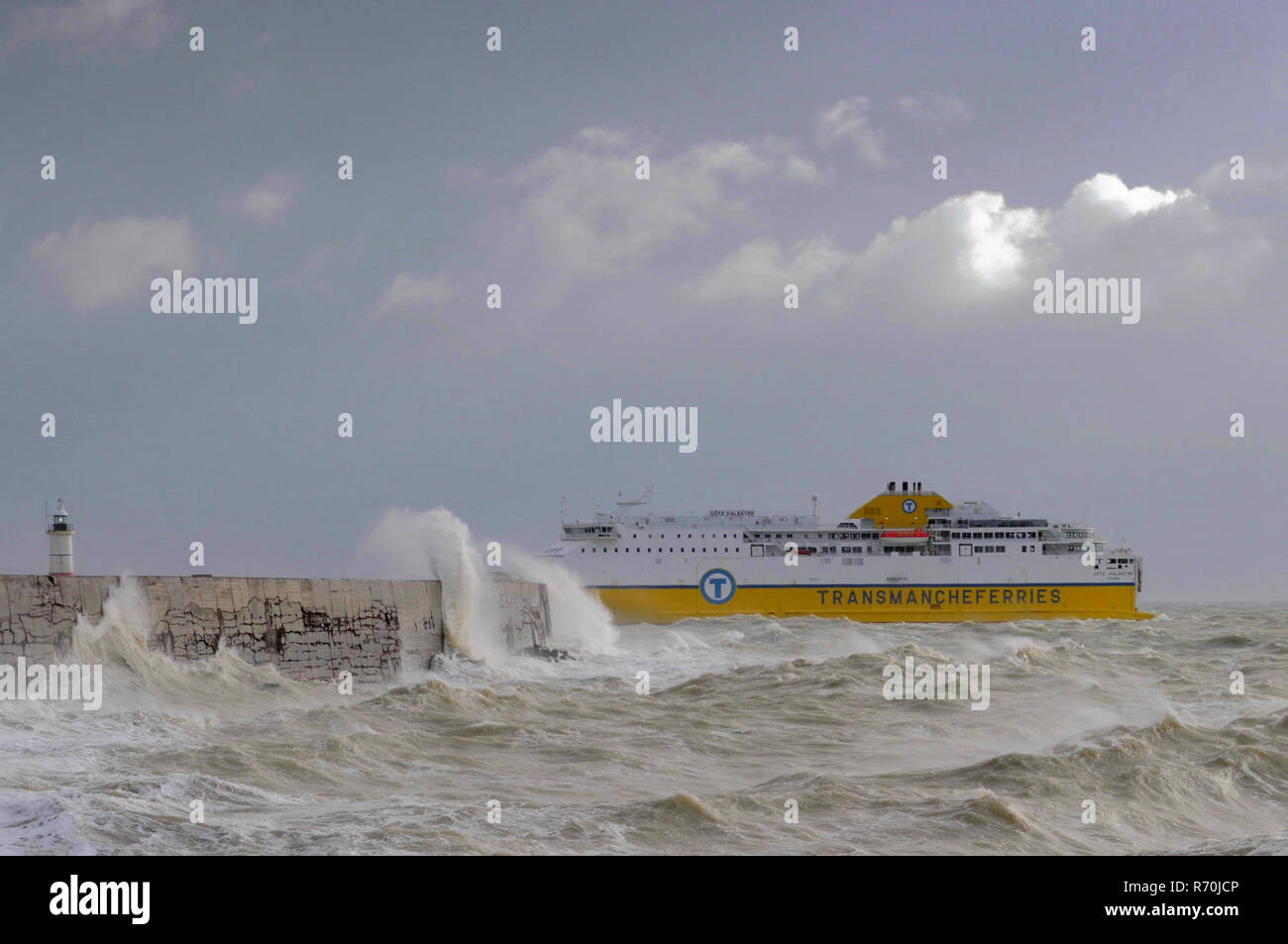 Newhaven, East Sussex, UK. 7th Dec, 2018. Stormy conditions at the harbour West Arm strong wind from the West whips up the waves. Still warm for the time of year Stock Photo