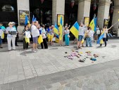 En soutien à l’Ukraine, une centaine de personnes mobilisées ﻿devant l’opéra de Lyon