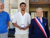 Deux membres du club de basket reçoivent la médaille de la commune