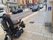 Dans le centre-ville de Villefranche-sur-Saône en fauteuil roulant : « J’évite les travaux »