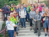 Les aînés marchent et découvrent le moulin