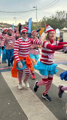 Léon Marchand, bananes, Barbie moustachue : les 50 meilleurs déguisements du Marathon du Beaujolais