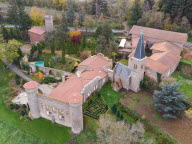 « Ce n’est pas un château, mais un hameau ! » : un bien d’exception en vente dans les monts du Lyonnais