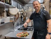 Préparée dans le Haut-Bugey, la vinaigrette maison de Salvatore fait toujours recette