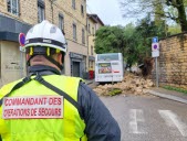 Un mur s’écroule sur un bus à Collonges-au-Mont-d’Or : le chauffeur indemne