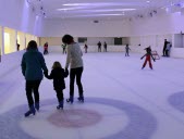 La ringuette, un sport canadien à tester à l’Espace des mondes polaires