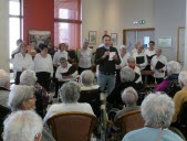 Des chants et des crêpes pour les résidents de l’Arc-En-Ciel et des Ollagnes