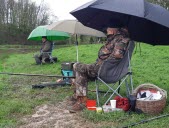 94 pêcheurs sous la pluie et des truites bien cachées en attendant des jours meilleurs