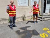 Une croix gammée tracée au sol à côté de la maison des syndicats à Lons