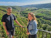 Partis de zéro, Graeme et Julie Bott distingués par la Revue du Vin de France