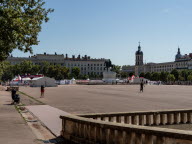 « Cela ne sera jamais un parc urbain » : Bruno Bernard pas très chaud pour végétaliser la place Bellecour