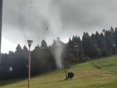 La vidéo choc de la mini-tornade qui a éjecté un homme d'un télésiège à Chalmazel