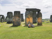 Deux écologistes aspergent les monolithes de Stonehenge de peinture