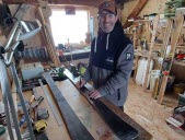 Avec « Gueule de bois », il fait renaître les skis en bois dans une ancienne scierie