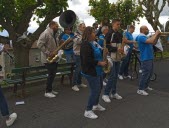 Ils sortent les percussions, flûtes, trompettes… les Galapiats animent les manifestations