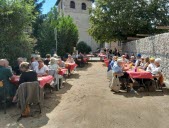 Les habitants réunis pour un repas sur le terrain de boules