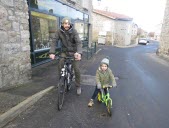 Se déplacer à vélo avec papa, un bon geste pour la planète