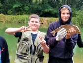 La belle prise de Clément et ses copains avec une brême dorée de 2 kg