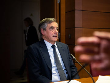 Emplois fictifs : les sanctions contre François Fillon réexaminées ce lundi