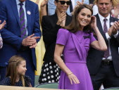 Kate Middleton applaudie par le public de Wimbledon avant la finale