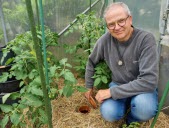 Ce jardinier explique comment économiser l’eau avec des pots en terre cuite