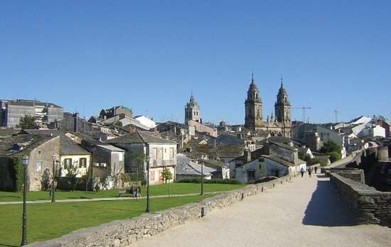 Lugo: walkway on the Roman wall