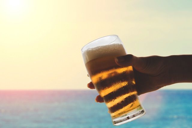 海と手持ちビール