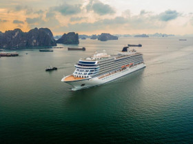  - Khám phá siêu tàu du lịch biển Viking Orion vừa đến Quảng Ninh