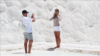 Beyaz travertenleriyle doğa ve tarihin buluştuğu yer: Pamukkale