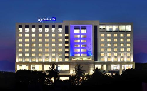 hotel z niebieskim znakiem na górze w obiekcie Radisson Blu Coimbatore w mieście Coimbatore