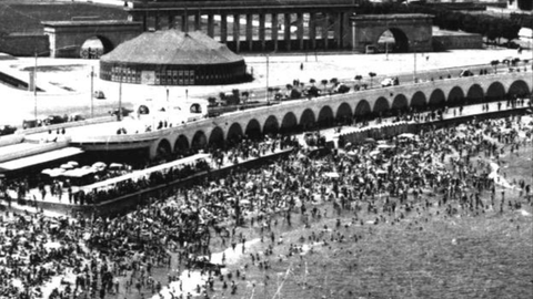 Praia de Riazor coa casa dos baos e o Playa Club. Ao fondo, un circo xunto ao antigo campo de ftbol do Dpor