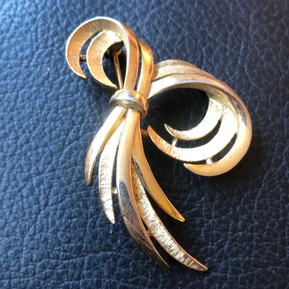 Trifari Brooch Pin high quality gold tone. - Picture 1 of 6