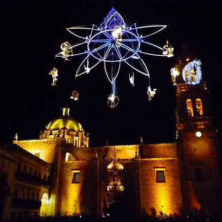 Spettacolo aereo di lampadario musicale