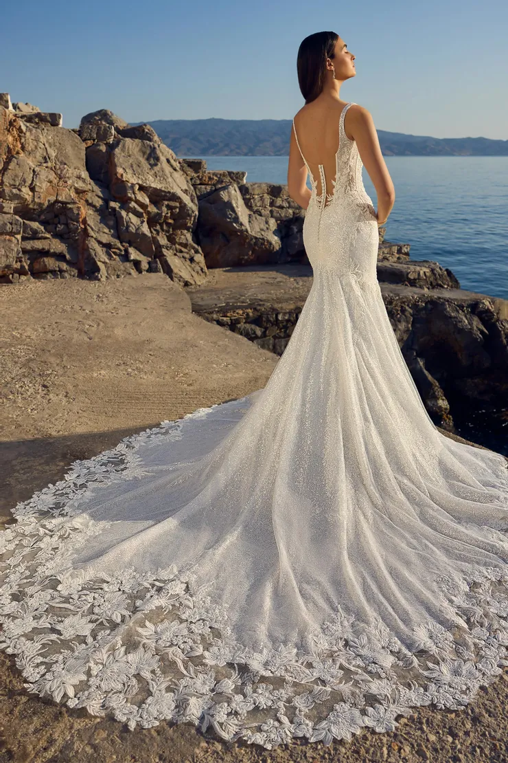 Glamorous Wedding Dress with Dramatic Lace Train Sigorni