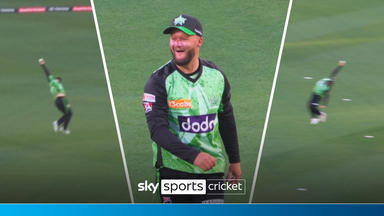 'One of the best of all time!?' | Duckett takes 'cracker' catch in BBL