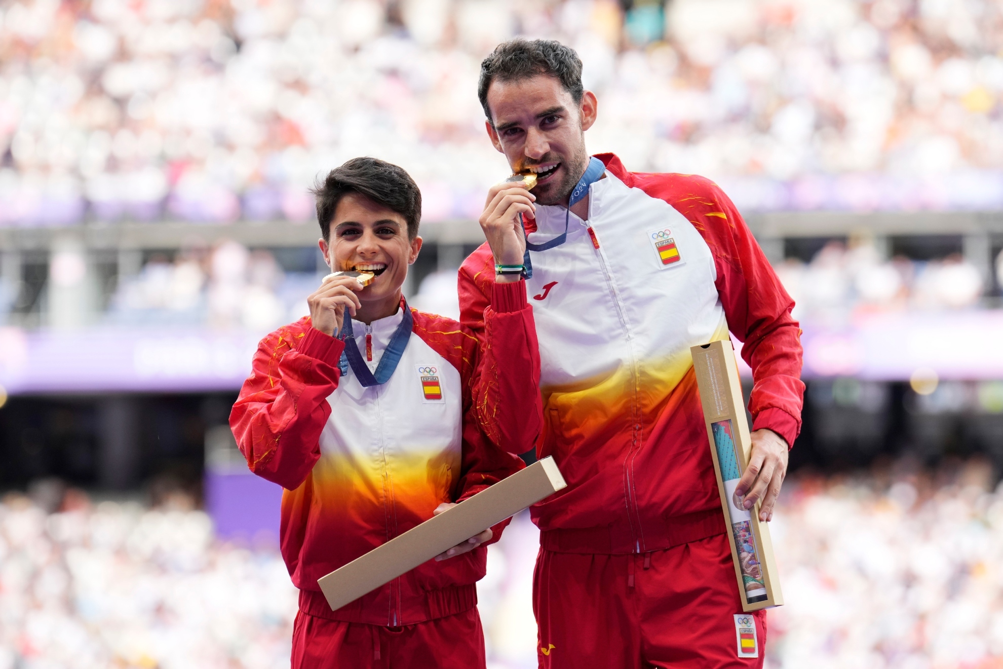 Mara Prez y lvaro Martn en el podio del relevo mixto de la marcha en los Juegos de Pars 2024.