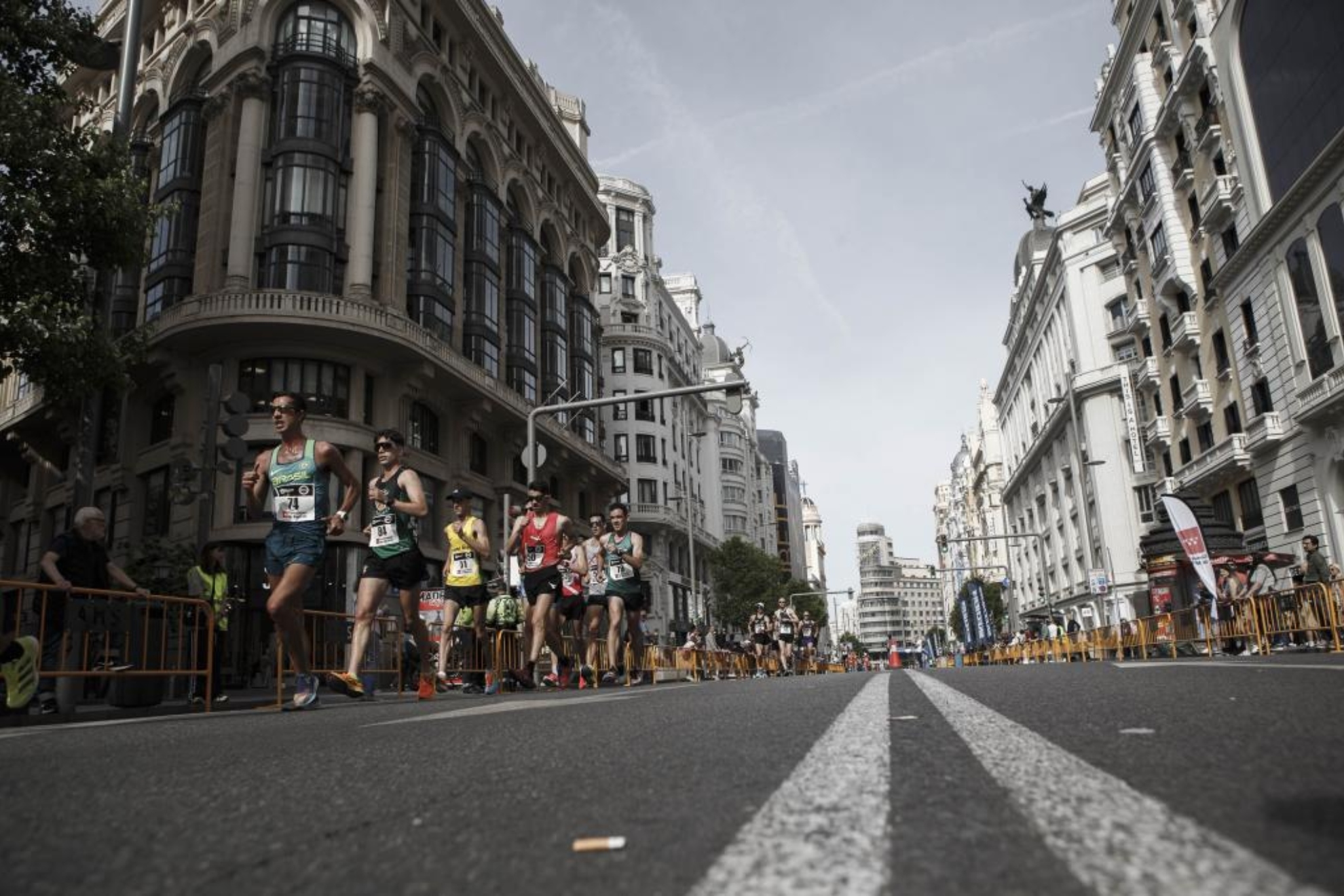 Varios marchadores, en la Gran Va de Madrid