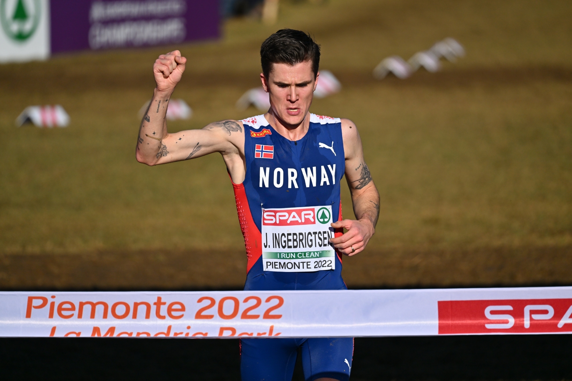 Jakob Ingebrigtsen se impone en el Europeo de Cross de 2022 en Turn.