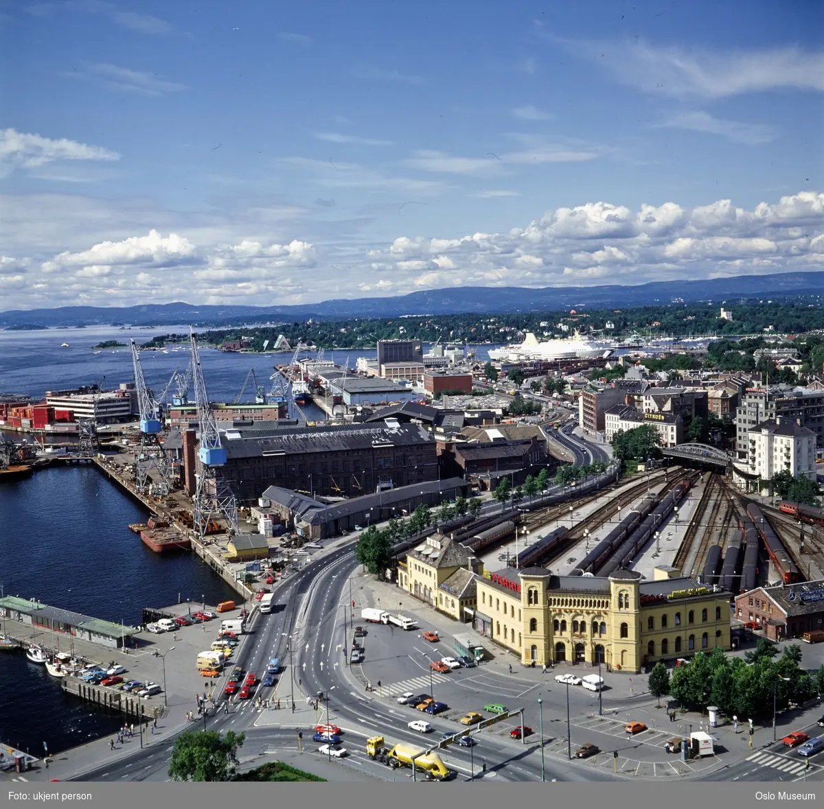 utsikt, veier, biler, Vestbanestasjonen, sporområde, Akers mek. Verksted., kraner, bygårder, kontorbyfninger, fjord, skip