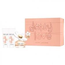 Addictive and irresistible, introducing daisy love, the new fragrance from marc jacobs fragrances featuring kaia gerber, aube jolicoeur and faith. Marc Jacobs Daisy Love 3 Piece Gift Set For Women Perfume N Cologne Marc Jacobs Daisy Love 3 Piece Gift Set For Women