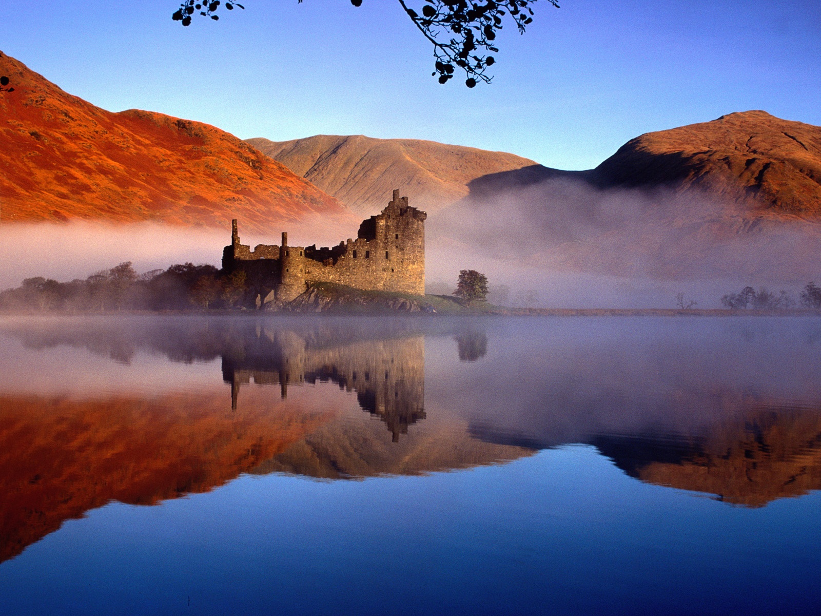 Castle in Scotland wallpaper 1600x1200.