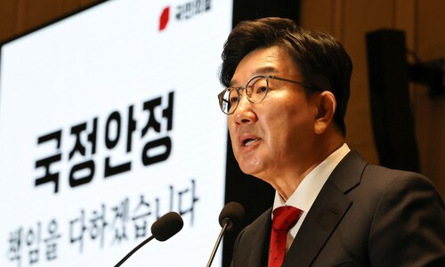 <font color="#FF4000">[단독]</font> 권성동 “얼굴 두껍게…지역구서 숙이지 마” 도로 친윤당