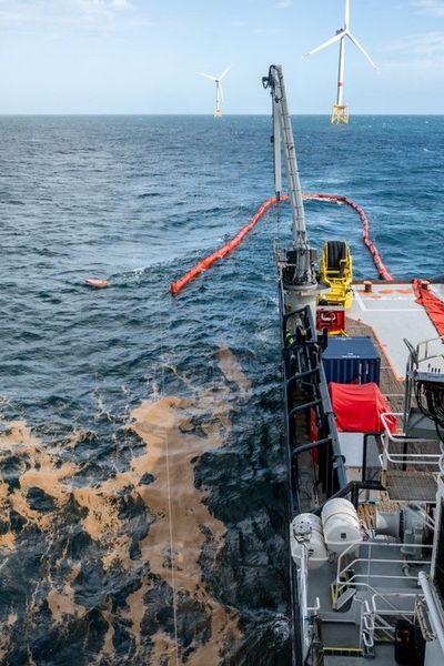 Dans le cadre de cet exercice antipollution, la nappe de pollution fictive est repésentée par la paille de riz que des barrages de confinement vont tenter de contenir.