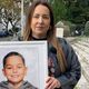 La maman de Nolan avec le portrait de son fils devant le tribunal de Privas.