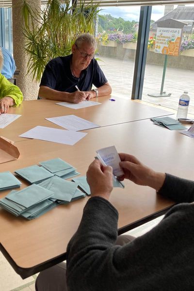 À Vire, dans le Calvados, le dépouillement a commencé.