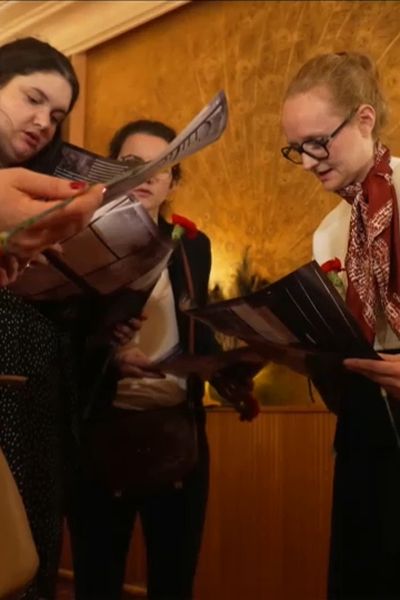 Émilie est venue avec des amies pour résoudre cette dure énigme, au château de Maffliers.